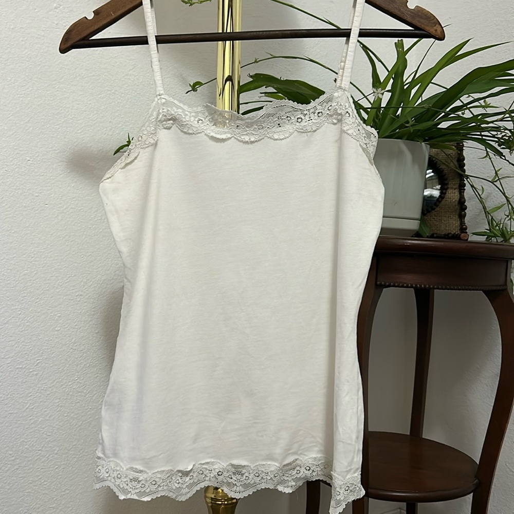 ANN TAYLOR WHITE CAMI. Lace detail around edges. Adjustable straps